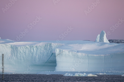 formas y texturas de icebergs extremos en el circulo polar artico photo