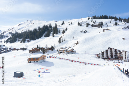 Flumserberg, Skiers, snowboarders, carvers, families all enjoy their time on the ski runs of winter sports resort located directly above Lake Walen. 65 km of perfectly groomed slopes invite you.
