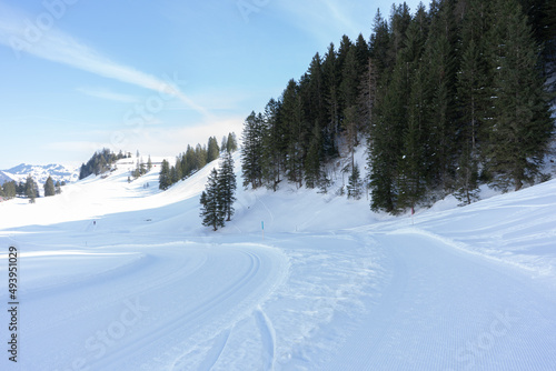 Flumserberg, Skiers, snowboarders, carvers, families all enjoy their time on the ski runs of winter sports resort located directly above Lake Walen. 65 km of perfectly groomed slopes invite you.