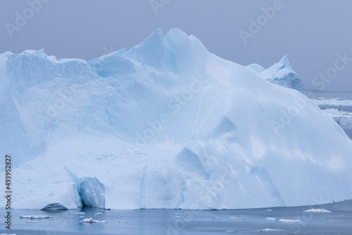 texturas y formas de grandes icebergs en el circulo polar artico.