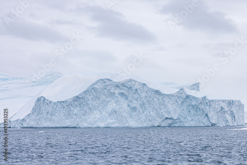 texturas y formas de grandes icebergs en el circulo polar artico.