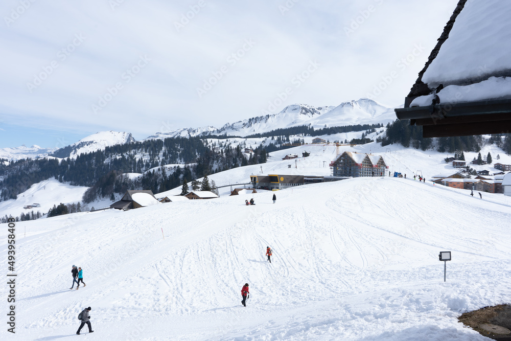 Welcome to high alpine snow capital, Winter in the Saas Valley,
Activities for young and old, snow sports enthusiasts, adventurers, pleasure-seekers and all those who appreciate and love nature.. Zug
