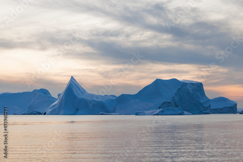 Grandes icebergs flotando sobre el mar en el circulo polar artico. © Néstor Rodan