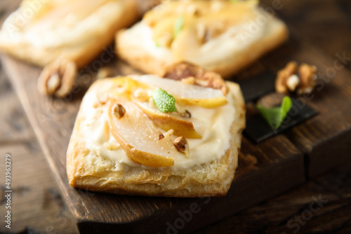 Pies with pear, figs and cream