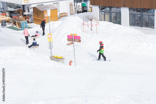 Welcome to high alpine snow capital, Winter in the Saas Valley,
Activities for young and old, snow sports enthusiasts, adventurers, pleasure-seekers and all those who appreciate and love nature.. Zug photo