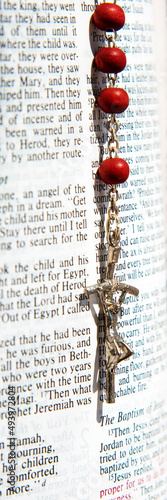 Obraz na płótnie wooden crucifix with a crucifix on the pages of the Bible w salonie
