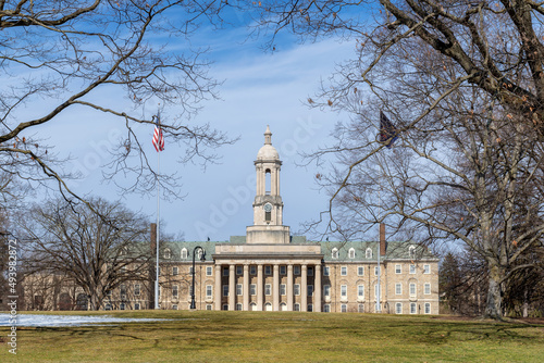 Photo The Old Main building on the campus of Penn State University in spring sunny day, State College, Pennsylvania