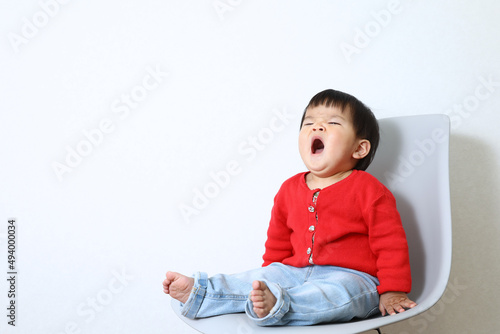 赤い服を着ているカワイイ日本人の女の子。