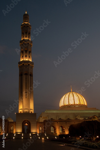Photo Beautiful night shot of Sultan Qaboos Grand Mosque