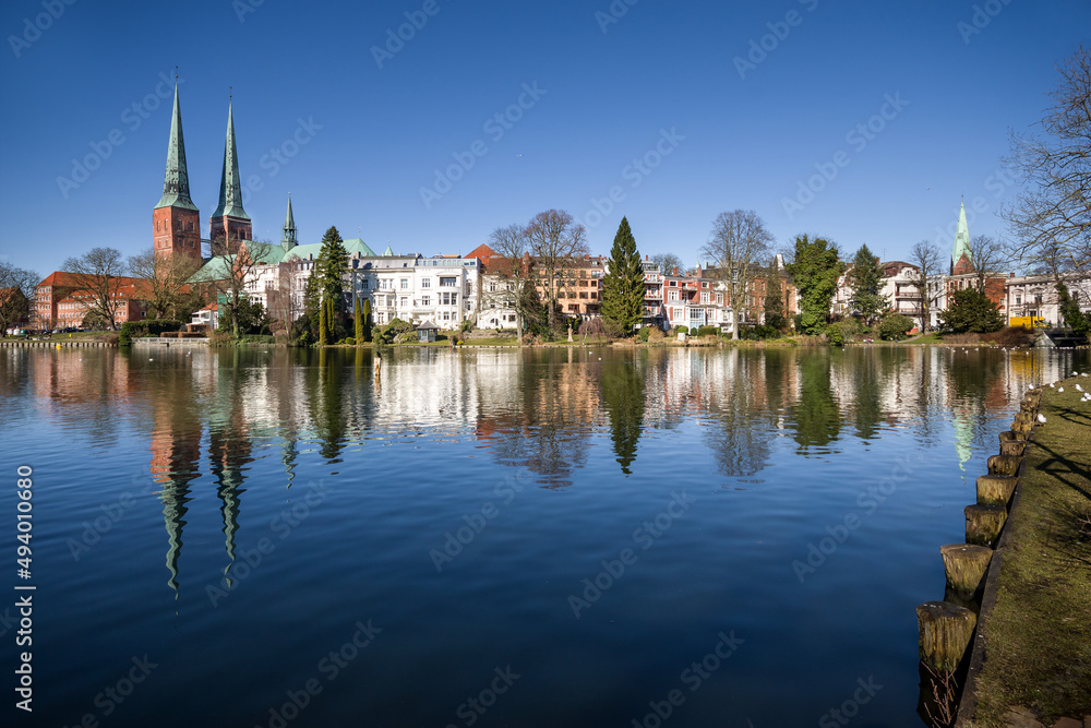 Hansestadt Lübeck sonnig entzerrt Spiegelung