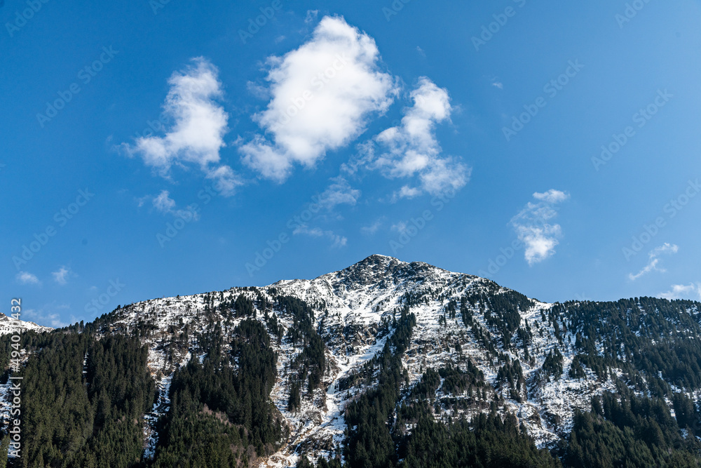 Berg im Stubaital blauem Himmel und Wolken