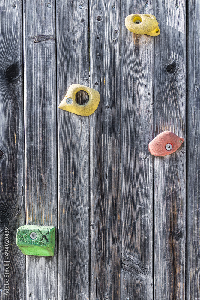 Kletterwand aus Holz mit bunten Klettergriffen Kletterwand aus Holz mit bunten Klettergriffen