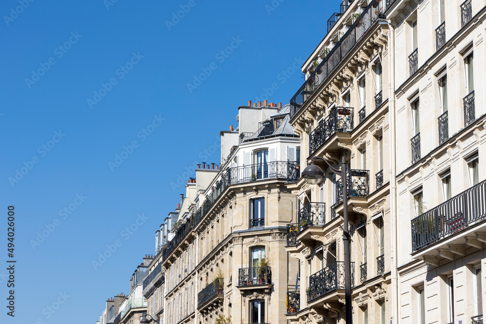 façades d'immeubles typiquement parisiens à Paris en france