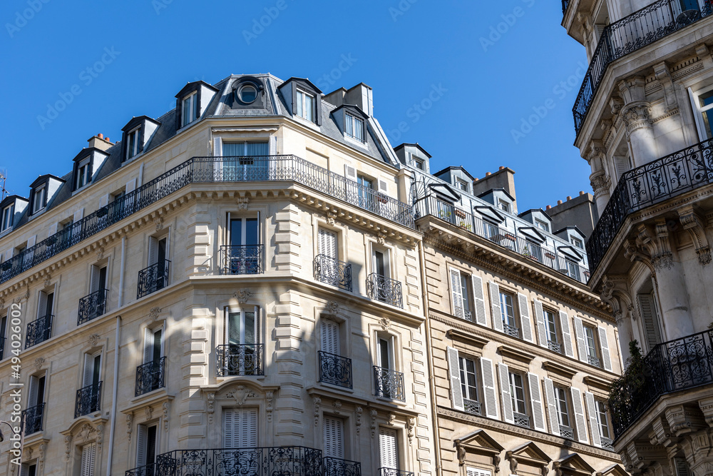façade d'immeuble typiquement parisien à Paris en france