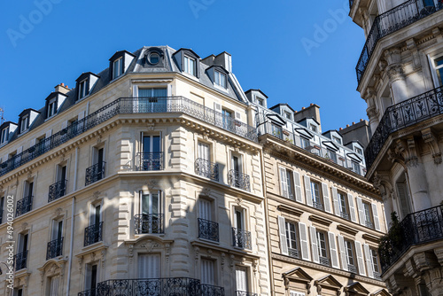 façade d'immeuble typiquement parisien à Paris en france