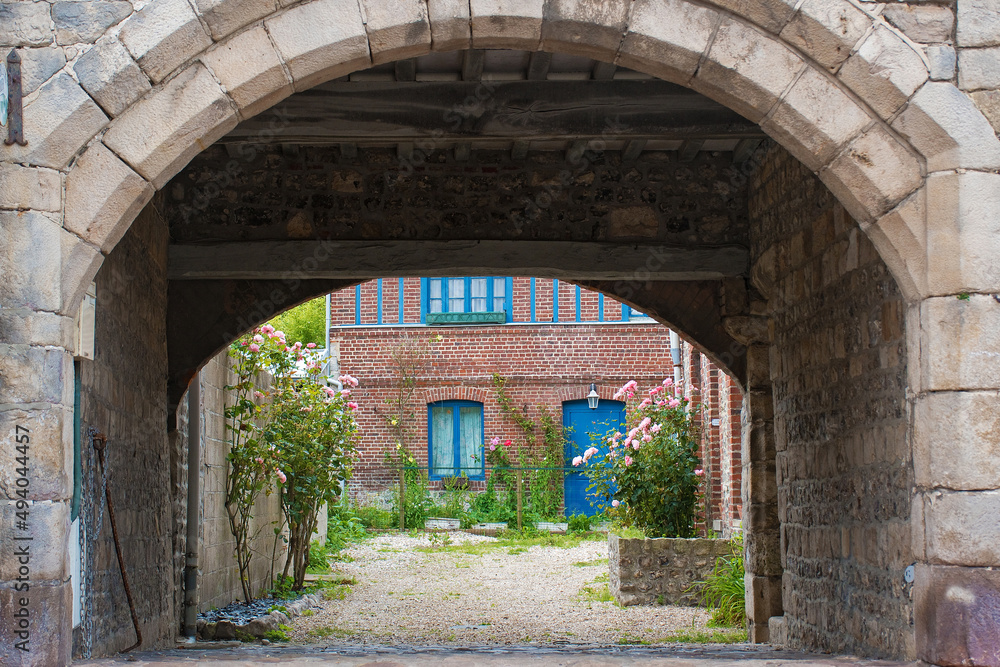 Torbogen mit Innenhof in Veules-les-Roses an der Alabasterküste der Normandie, Frankreich