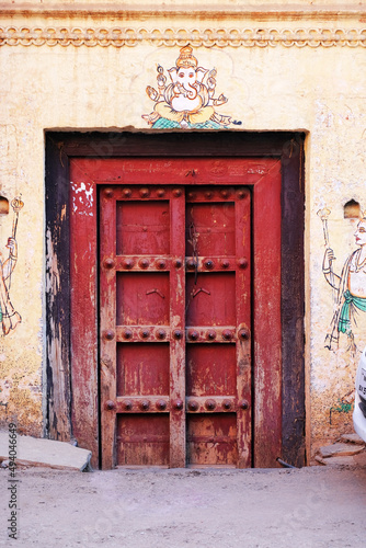 21 March 2022, Pandharpur, India, Old Vintage wooden door on retro wall, Pandharpur, India. © Vinayak Jagtap