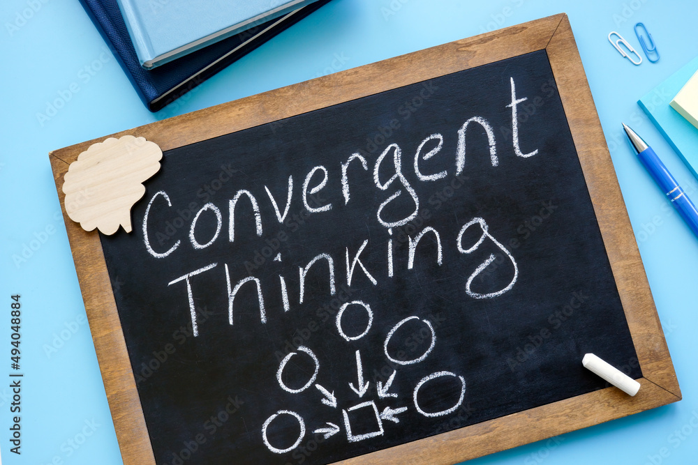 Φωτογραφία Convergent thinking handwritten on the small blackboard.