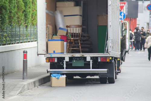 引っ越し　トラック　搬入