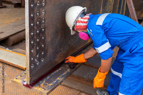 Step to use rag wipe Liquid Penetrant out to welded surface before Developer spray into the welded for Non-Destructive Testing(NDT) with process Penetrant Testing(PT).