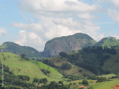 Trilha para a Pedra do Cruzeiro com 1.125 metros de altitude, com uma bela vista da Serra do Venâncios e Serra dos Remédios. A trilha é aberta permitindo essa vista com 360 graus. photo