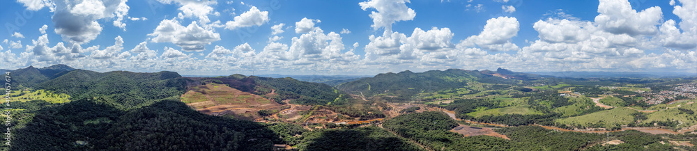 Vista aérea panorâmica de área de mineração na cidade de Brumadinho. Minas Gerais. Março 2022.