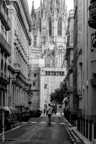 Canvas Print Teenager rides through Barcelona's Gothic Quarter on his skateboard
