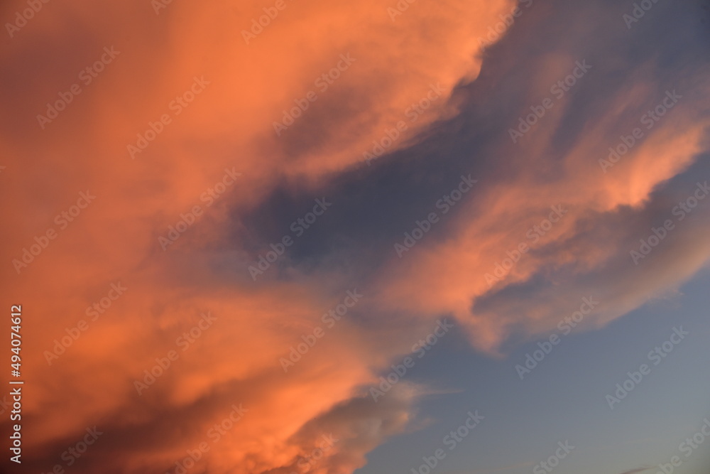 Wolken, Gewitterwolken, Cirruswolken, Cumuluswolken, Haufenwolken, Abendwolken, in den Farben weiß, grau, orange, grau, blau, rot, voilett, pink