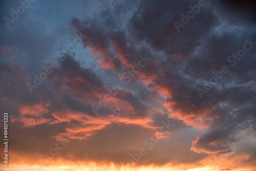 Wolken, Gewitterwolken, Cirruswolken, Cumuluswolken, Haufenwolken, Abendwolken, in den Farben weiß, grau, orange, grau, blau, rot, voilett, pink © nikonmike