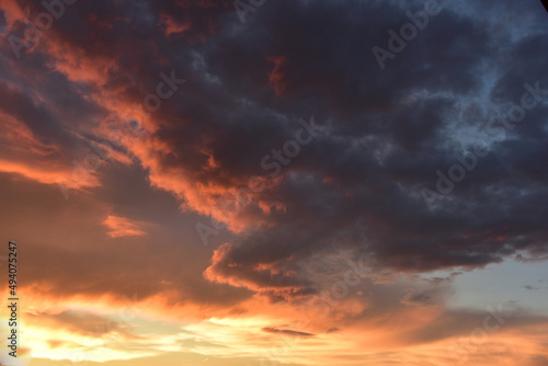 Wolken, Gewitterwolken, Cirruswolken, Cumuluswolken, Haufenwolken, Abendwolken, in den Farben weiß, grau, orange, grau, blau, rot, voilett, pink