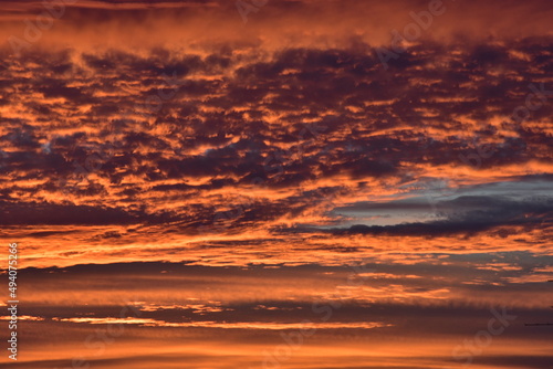 Wolken, Gewitterwolken, Cirruswolken, Cumuluswolken, Haufenwolken, Abendwolken, in den Farben weiß, grau, orange, grau, blau, rot, voilett, pink photo