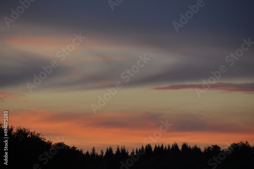 Wolken  Gewitterwolken  Cirruswolken  Cumuluswolken  Haufenwolken  Abendwolken  in den Farben wei    grau  orange  grau  blau  rot  voilett  pink