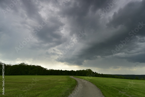 Wolken, Gewitterwolken, Cirruswolken, Cumuluswolken, Haufenwolken, Abendwolken, in den Farben weiß, grau, orange, grau, blau, rot, voilett, pink