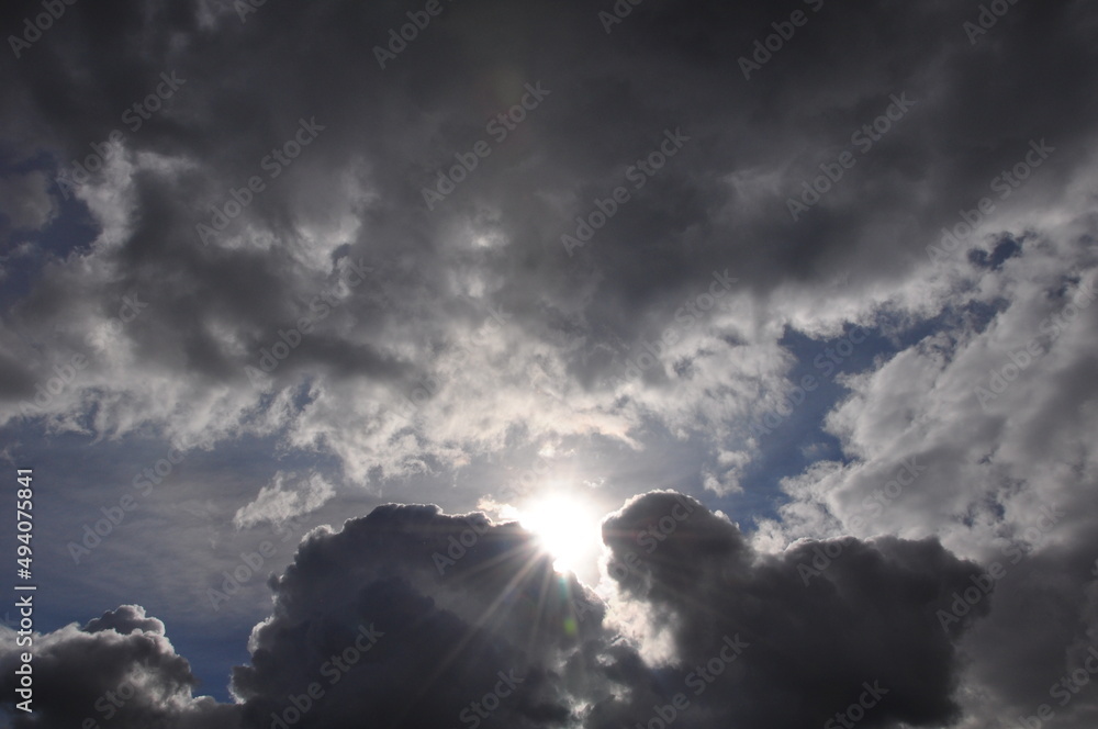 Obraz premium Wolken, Gewitterwolken, Cirruswolken, Cumuluswolken, Haufenwolken, Abendwolken, in den Farben weiß, grau, orange, grau, blau, rot, voilett, pink