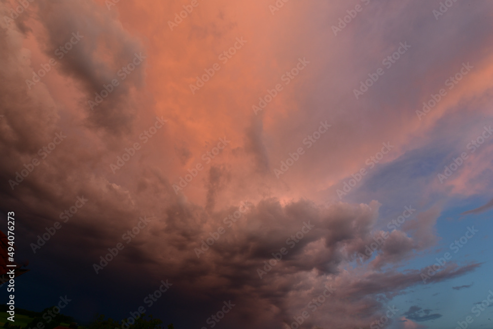 Wolken, Gewitterwolken, Cirruswolken, Cumuluswolken, Haufenwolken, Abendwolken, in den Farben weiß, grau, orange, grau, blau, rot, voilett, pink