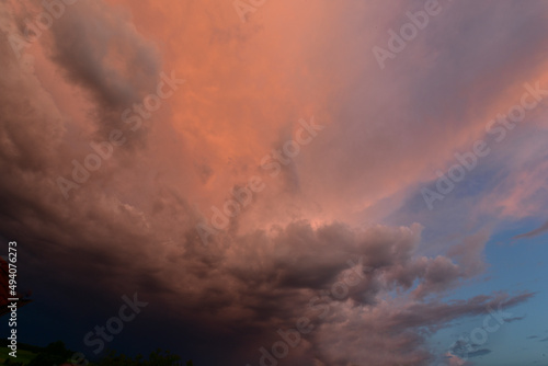 Wolken  Gewitterwolken  Cirruswolken  Cumuluswolken  Haufenwolken  Abendwolken  in den Farben wei    grau  orange  grau  blau  rot  voilett  pink