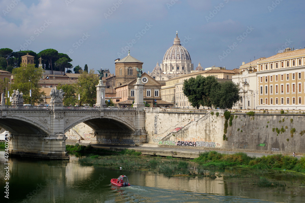 Blick von der Engelsbrücke auf den Petersdom in Rom