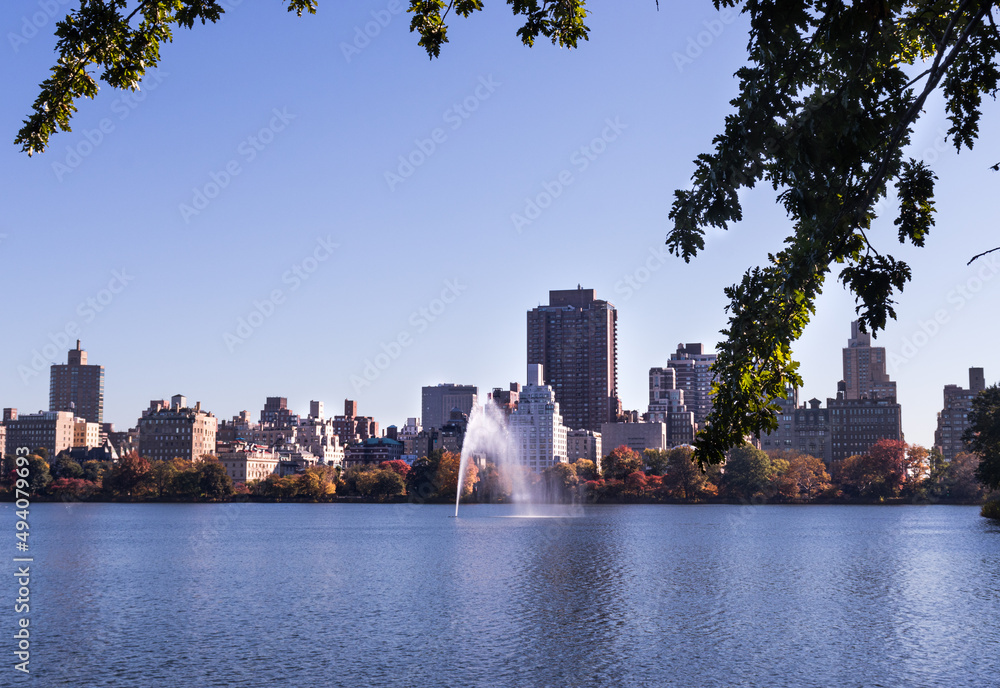 Obraz premium Central Park's lagoon with the New York's skyline in the background