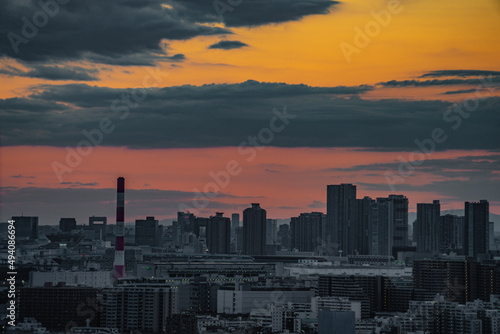 夕暮れに照らされた東京の町並み