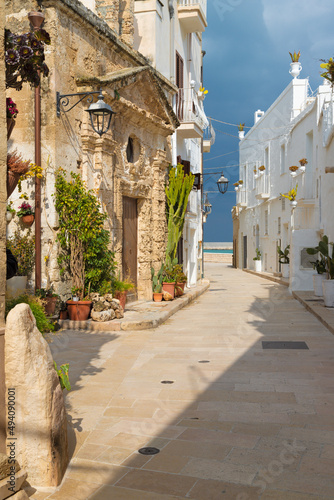 Fotografie Monopoli - The old town aisle with the little chapel.