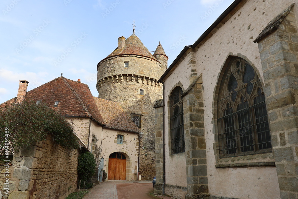 La tour de la Motte Forte, tour médiévale en pierre du 12eme siècle, vue de l'extérieur, village de Arnay Le Duc, département de la Côte d'Or, France