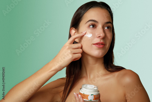 Joven mujer cuidado de la piel crema humectante hermoasa belleza 