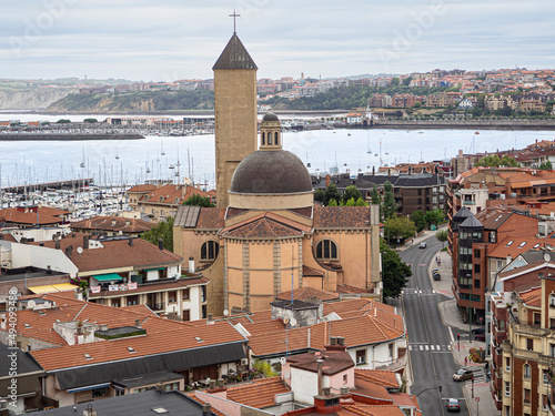 Vista a  rea de la torre de una iglesia en las calles de la ciudad de Bilbao  junto al mar  verano 2020