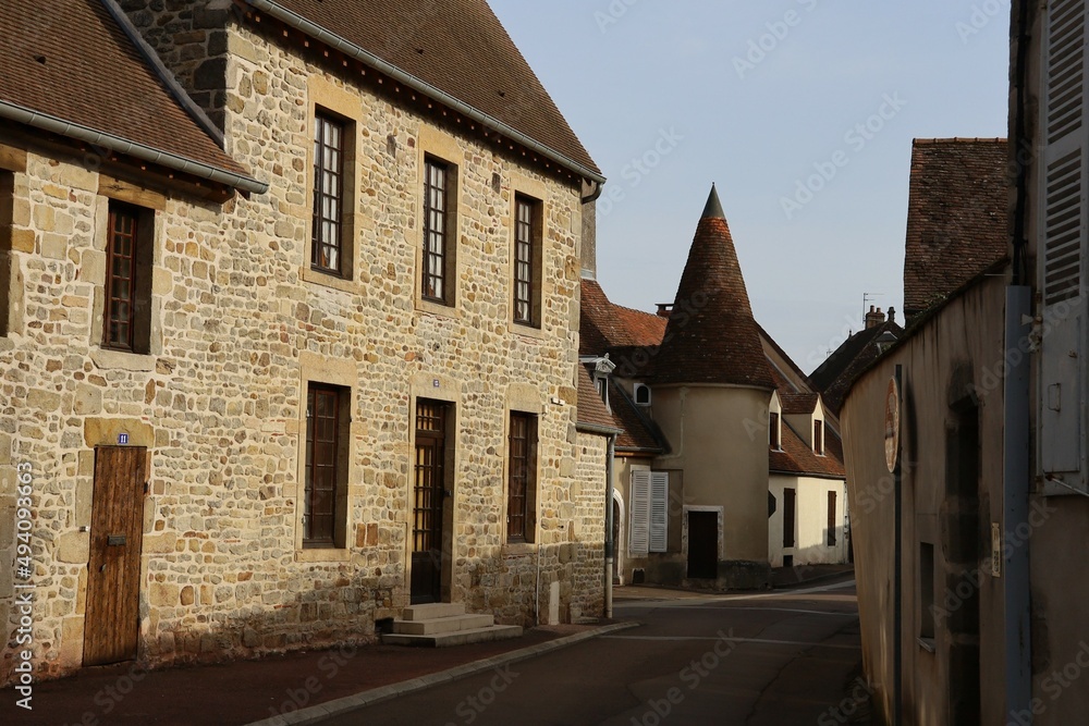 Maison typique, vue de l'extérieur, village de Arnay Le Duc, département de la Côte d'Or, France