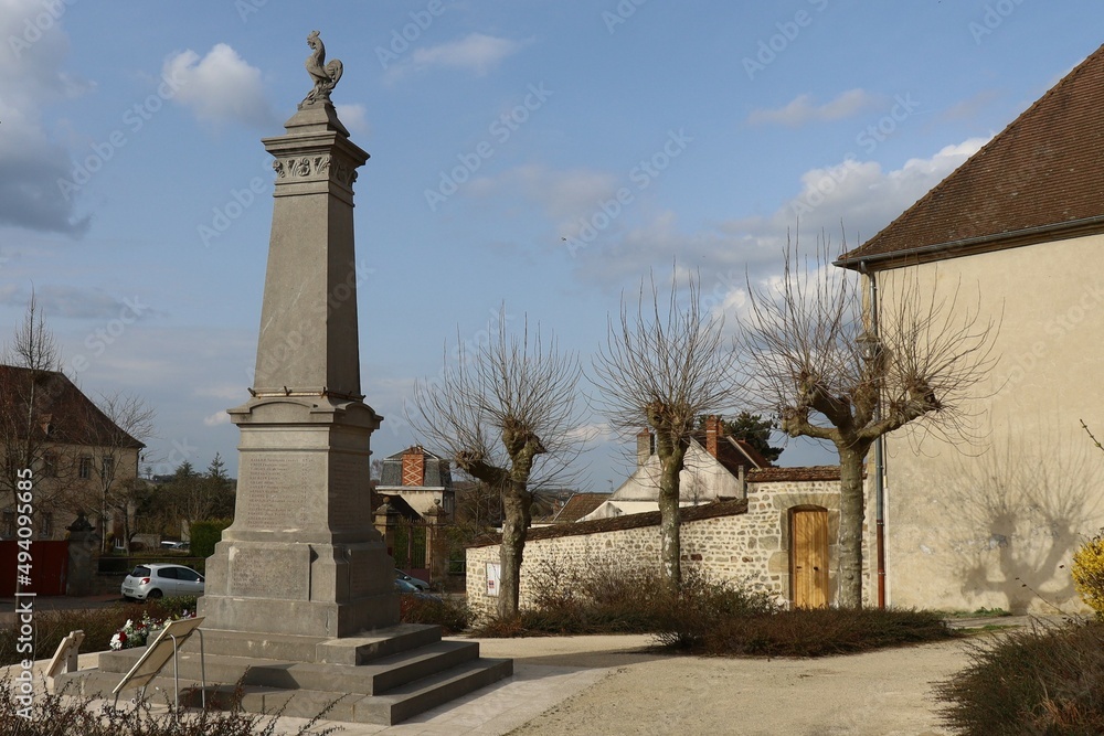 Monument aux morts, village de Arnay Le Duc, département de la Côte d'Or, France