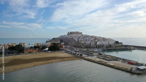 survol du vieux village de Peniscola, village fortifié en Espagne sur la côte méditerranéenne