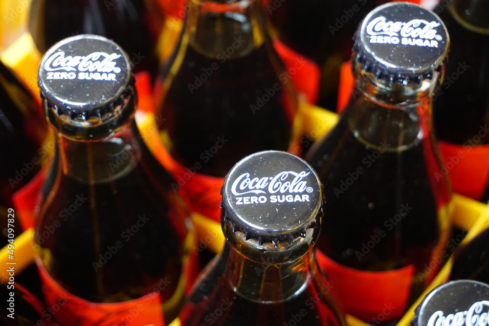 Wie Viele Flaschen In Einer Kiste Cola Flaschen in einer Kiste mit Coca Cola Zero in Nahaufnahme Stock Photo