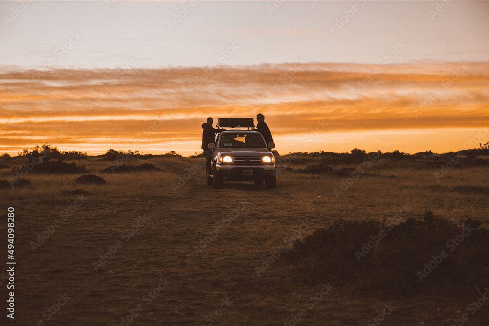 Auto en el atardecer