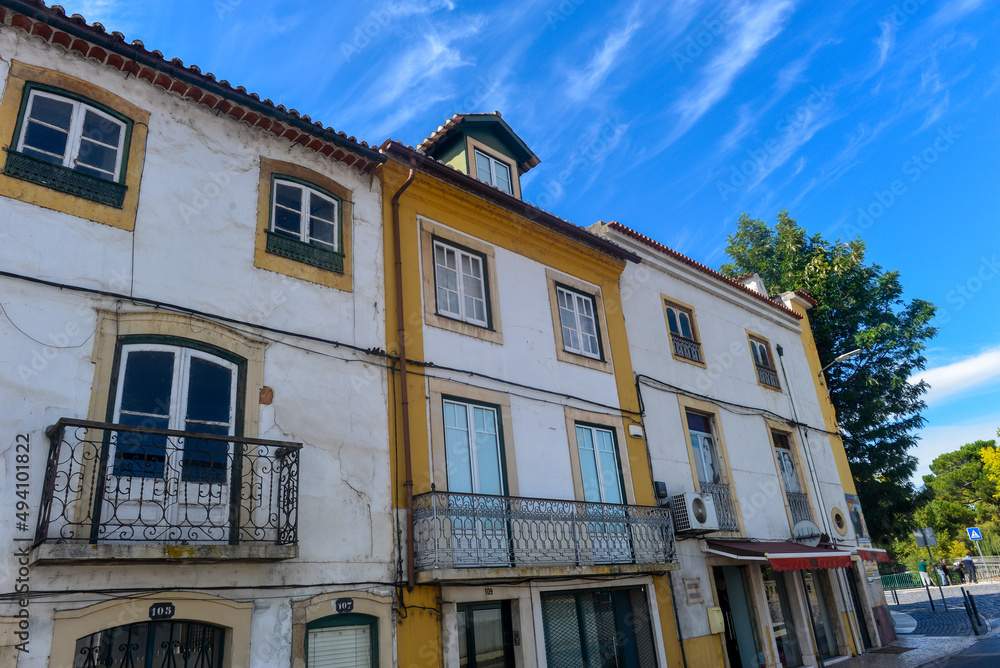 Denkmalgeschützte Architektur in der Altstadt von Tomar, Portugal