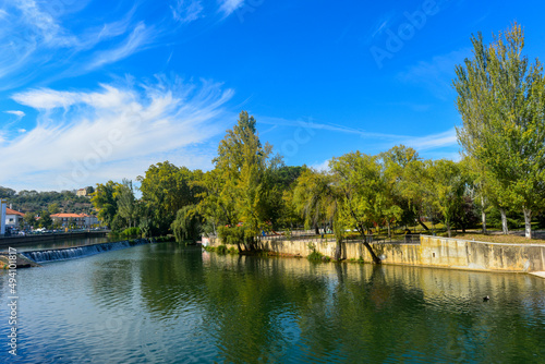 Der Nabão-Fluss in Tomar, Portugal